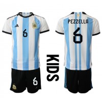 Billiga Argentina German Pezzella #6 Barnkläder Hemma fotbollskläder till baby VM 2022 Kortärmad (+ Korta byxor)